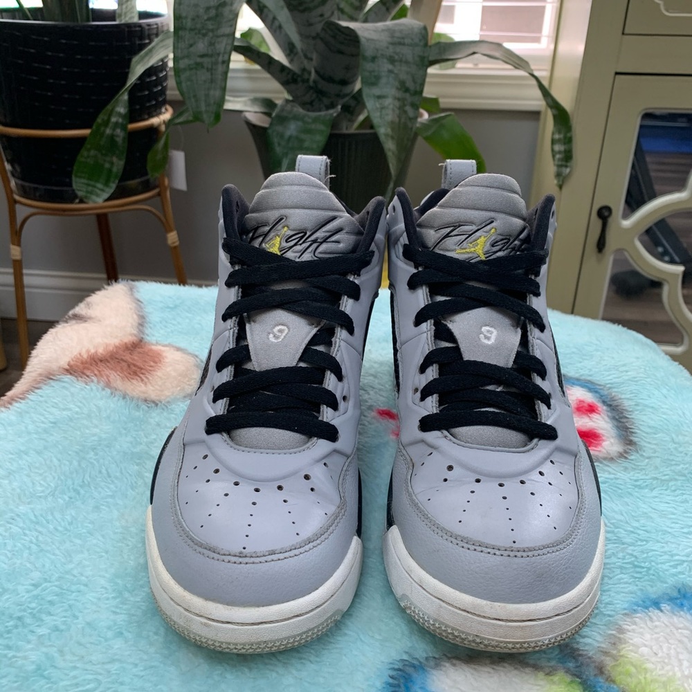Jordan Flight 9 Cool Grey White. Kid’s SZ 7.